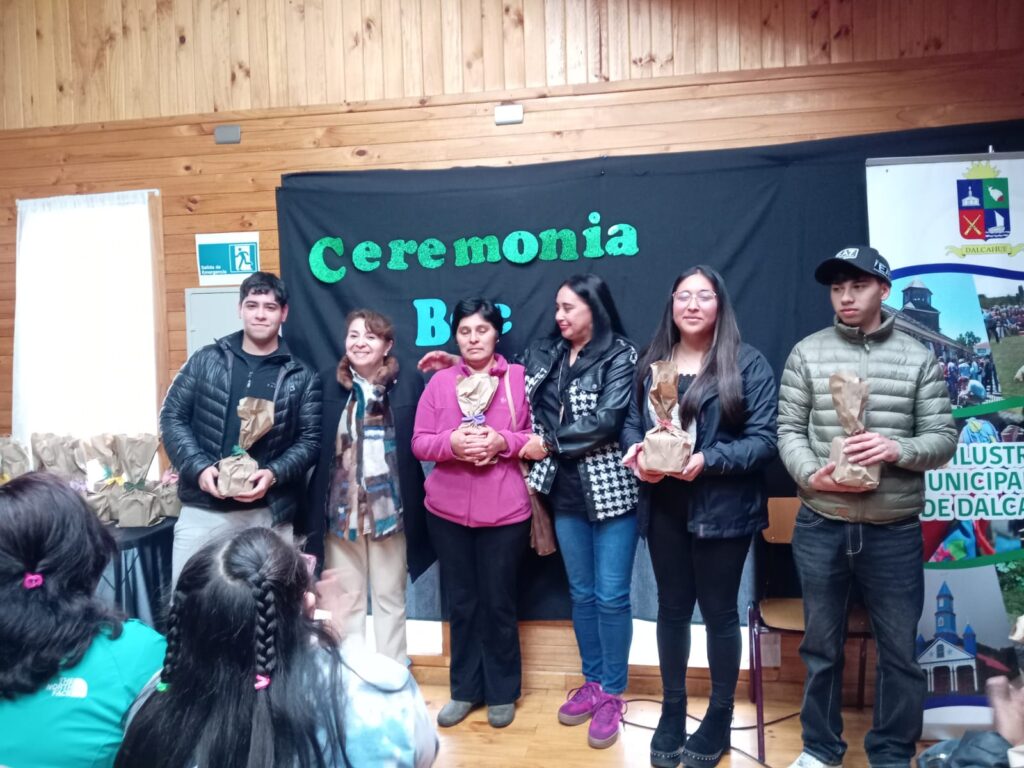 Entrega-becas-en-Dalcahue-1024x768.jpg