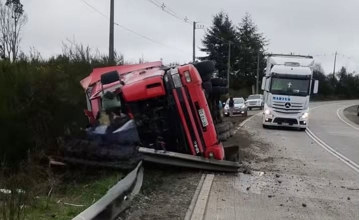 camion volcado ruta 5 ancud camion volcado ruta 5 ancud